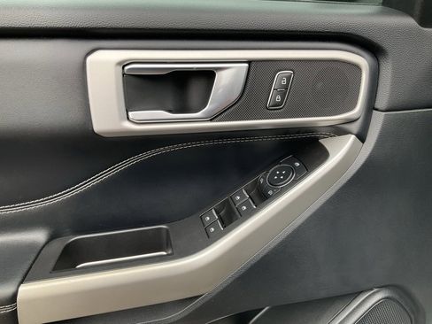 Used 2022 Ford Explorer XLT image 17