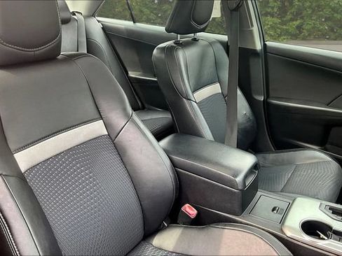 Used 2014 Toyota Camry SE w/ Moonroof Package FWD image 26