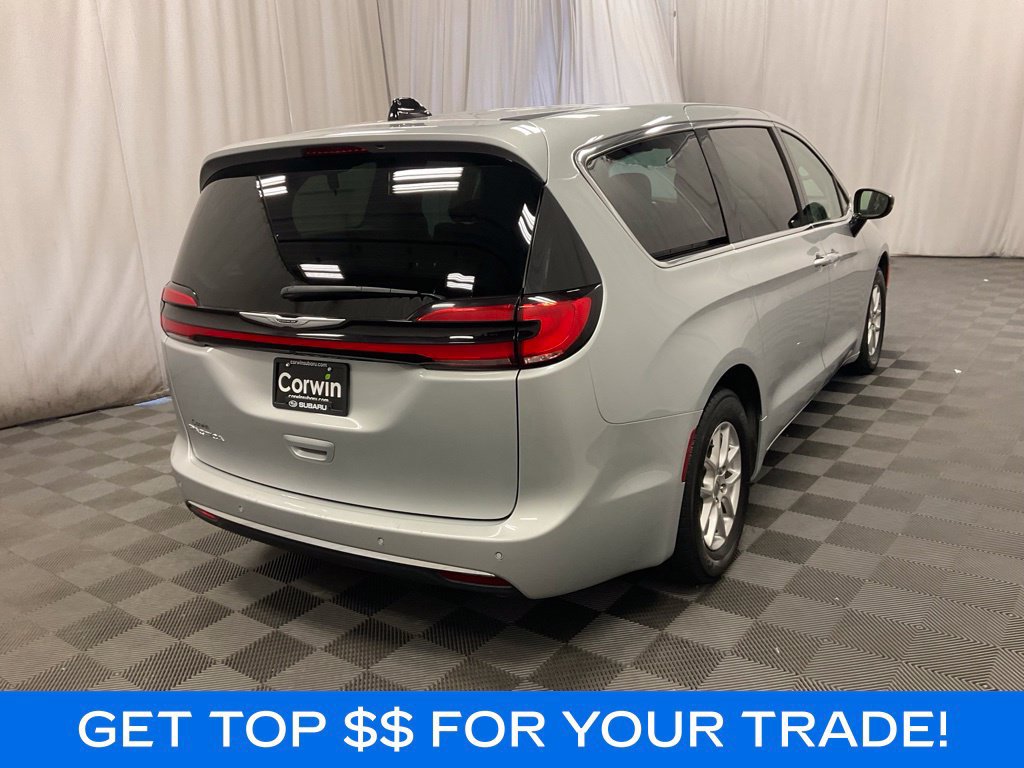 Used 2024 Chrysler Pacifica Touring-L FWD image 3