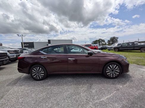 Used 2025 Nissan Altima 2.5 SV FWD image 2