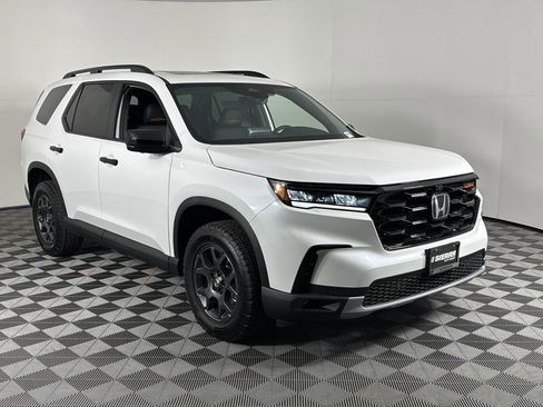 New 2025 Honda Pilot TrailSport image 2