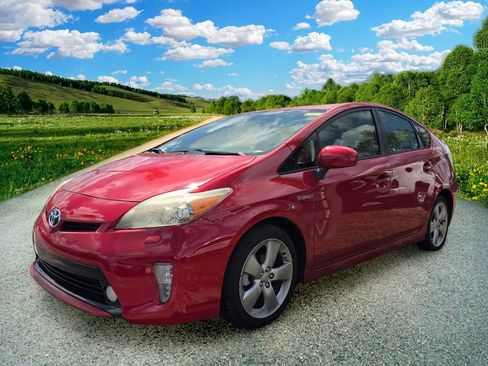 Used 2014 Toyota Prius Five FWD image 3