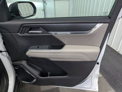 Used 2025 GMC Acadia Elevation AWD/4WD image 28