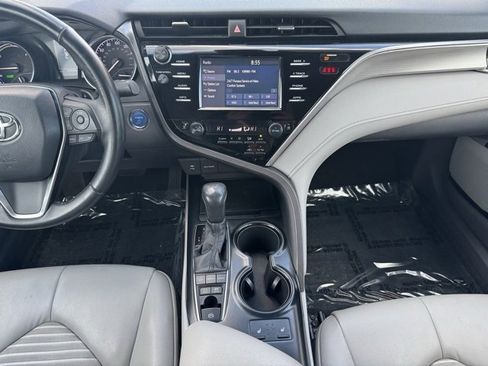 Certified 2018 Toyota Camry SE image 2