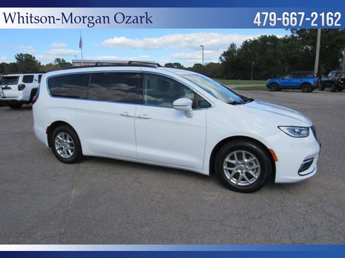 Used 2022 Chrysler Pacifica Touring-L image 17