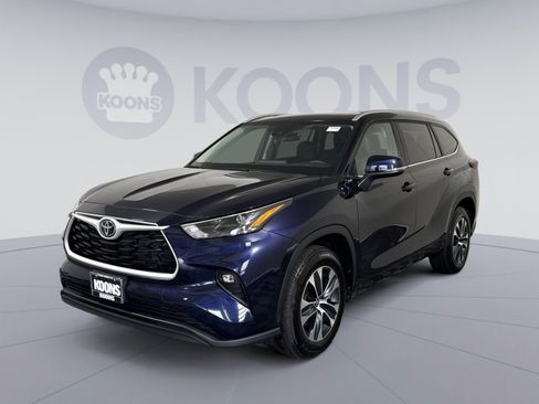 Used 2025 Toyota Highlander XLE FWD image 1