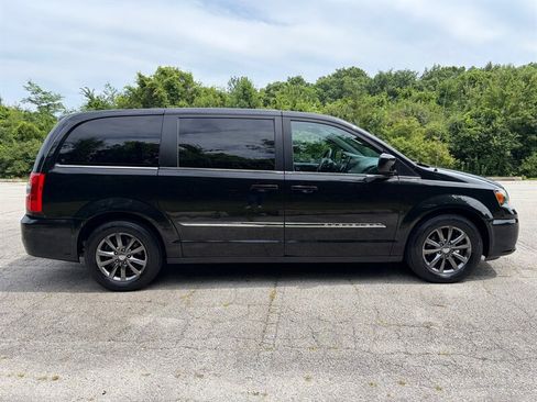 Used 2016 Chrysler Town & Country S FWD image 6