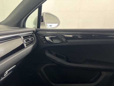 Certified 2024 Porsche Macan AWD/4WD image 14