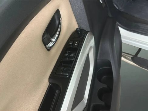 Used 2017 Nissan Titan SV RWD image 16