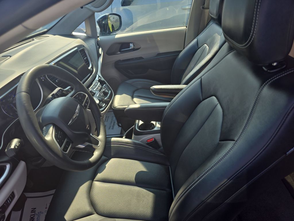 Used 2024 Chrysler Pacifica Touring-L FWD image 13