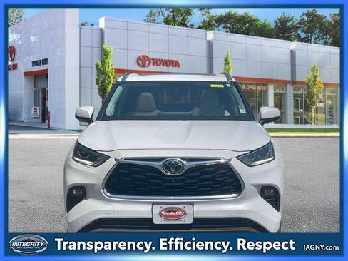 Used 2023 Toyota Highlander Limited AWD/4WD image 2