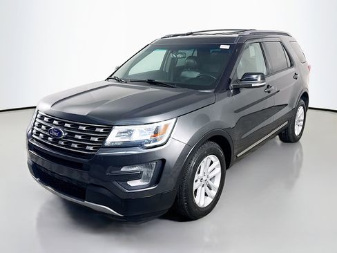 Used 2017 Ford Explorer XLT w/ Equipment Group 202A image 4