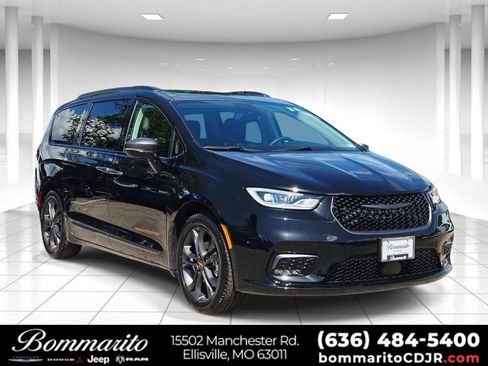 Used 2024 Chrysler Pacifica Touring-L w/ Road Tripper Package FWD image 1