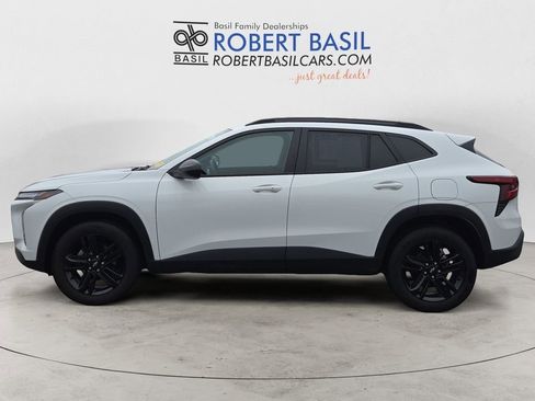 Used 2025 Chevrolet Trax ACTIV w/ Sunroof Package image 2