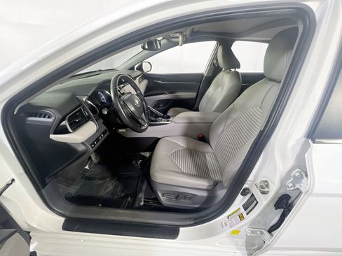 Used 2019 Toyota Camry SE w/ Sunroof Package image 20