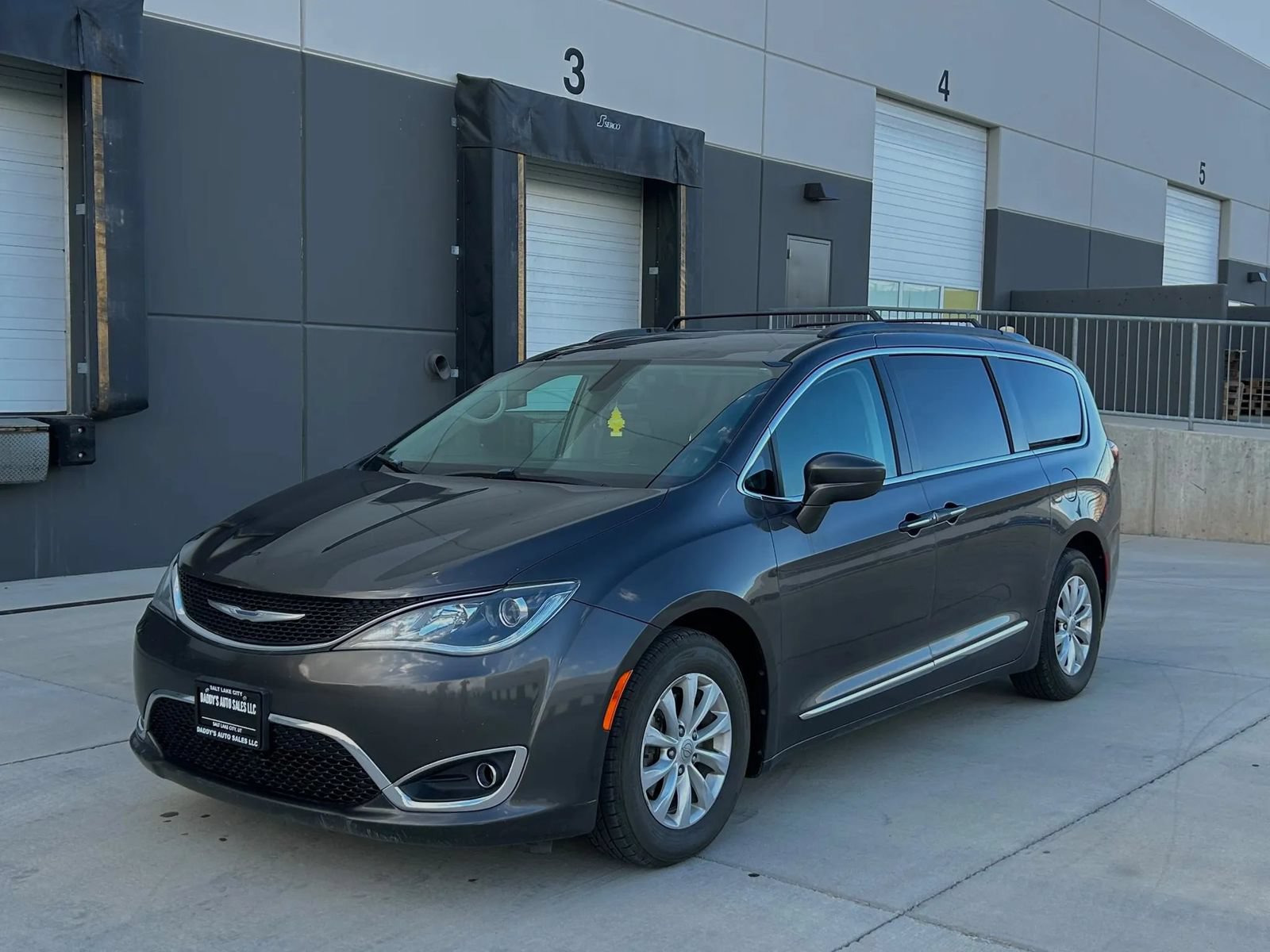 Used 2017 Chrysler Pacifica Touring-L FWD image 1
