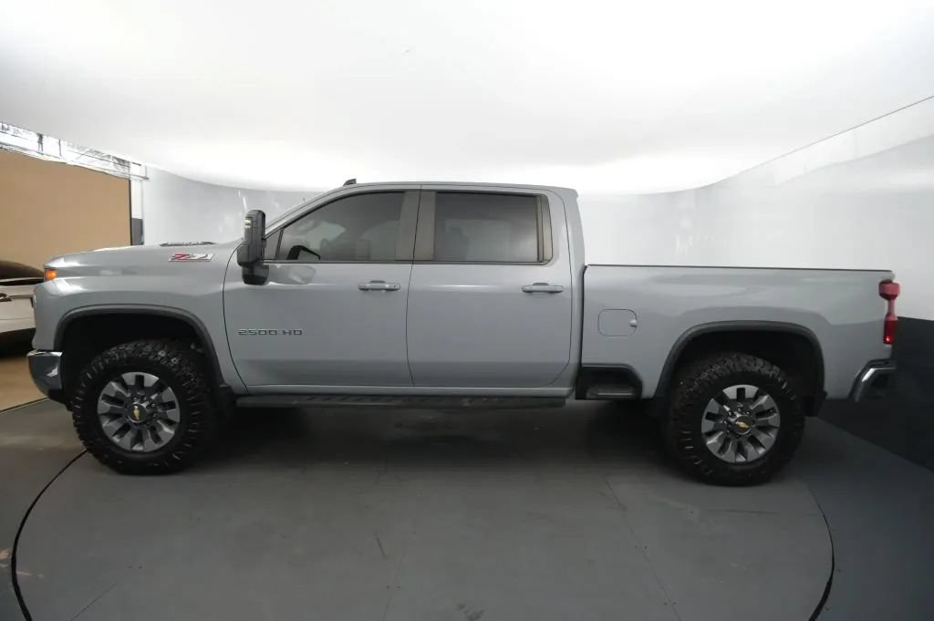 Used 2024 Chevrolet Silverado 2500 LT AWD/4WD image 2