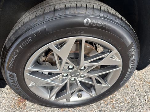 Used 2025 Genesis GV70 2.5T AWD/4WD image 23