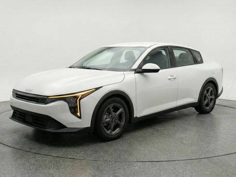 Used 2025 Kia K4 LXS image 3