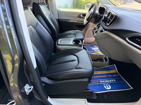 Used 2023 Chrysler Pacifica Touring-L FWD image 11