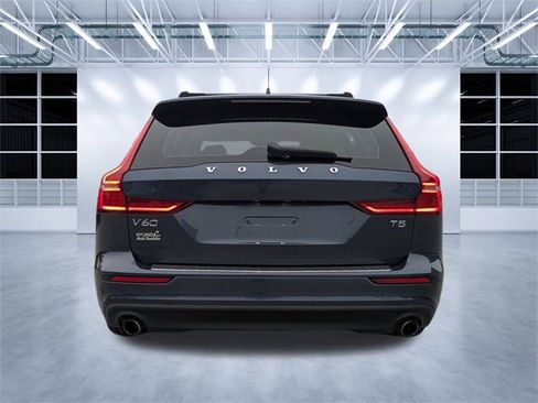 Used 2020 Volvo V60 T5 Momentum image 5