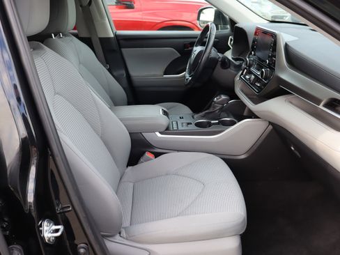 Used 2021 Toyota Highlander LE image 38