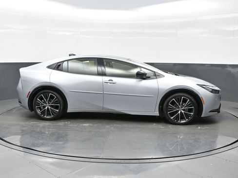 Used 2025 Toyota Prius XLE image 7