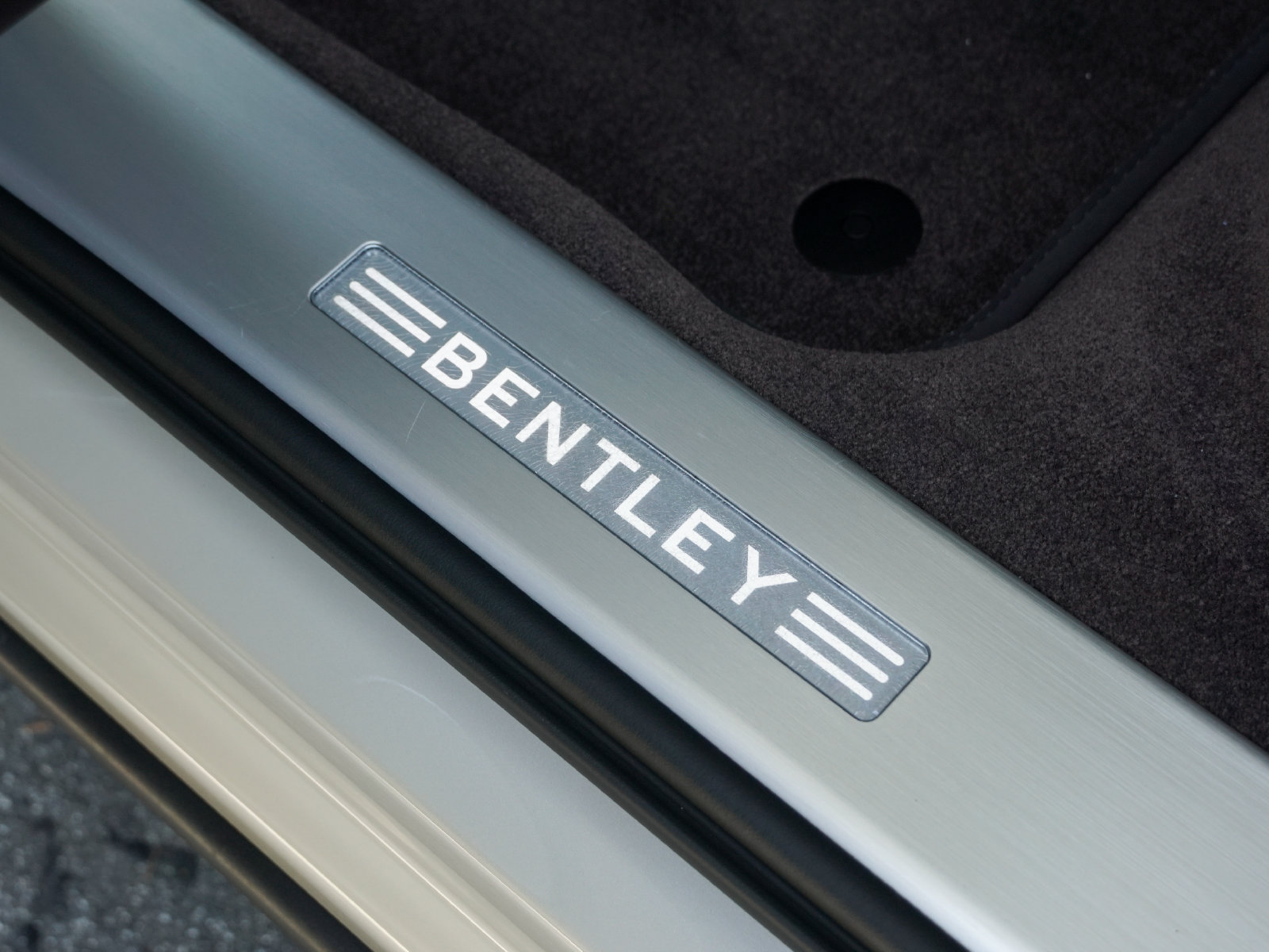 Certified 2023 Bentley Bentayga Extended Wheelbase AWD/4WD image 16