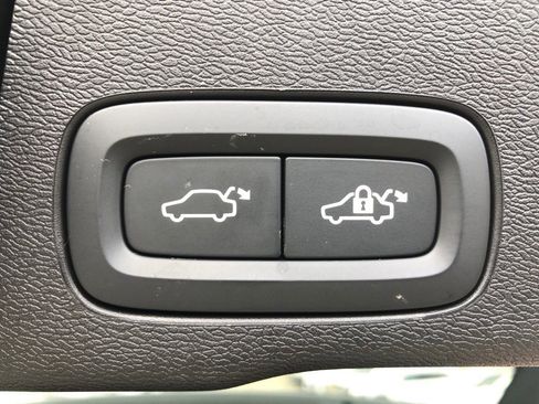 Used 2025 Volvo XC60 T8 Plus w/ Protection Package Premier image 37