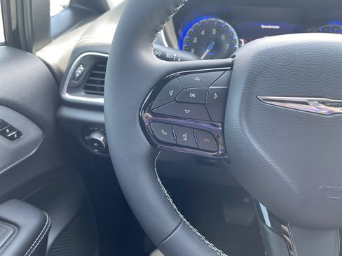 New 2025 Chrysler Pacifica Limited FWD image 17
