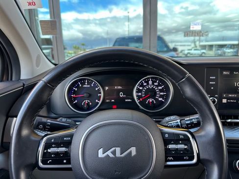 Used 2022 Kia Carnival LX FWD image 17