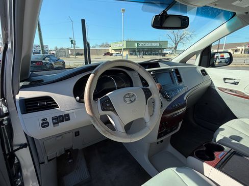 Used 2012 Toyota Sienna XLE image 9