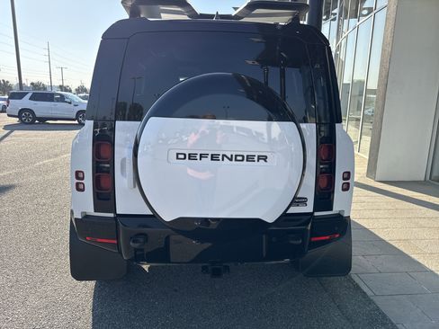 Used 2023 Land Rover Defender 90 X-Dynamic SE image 3