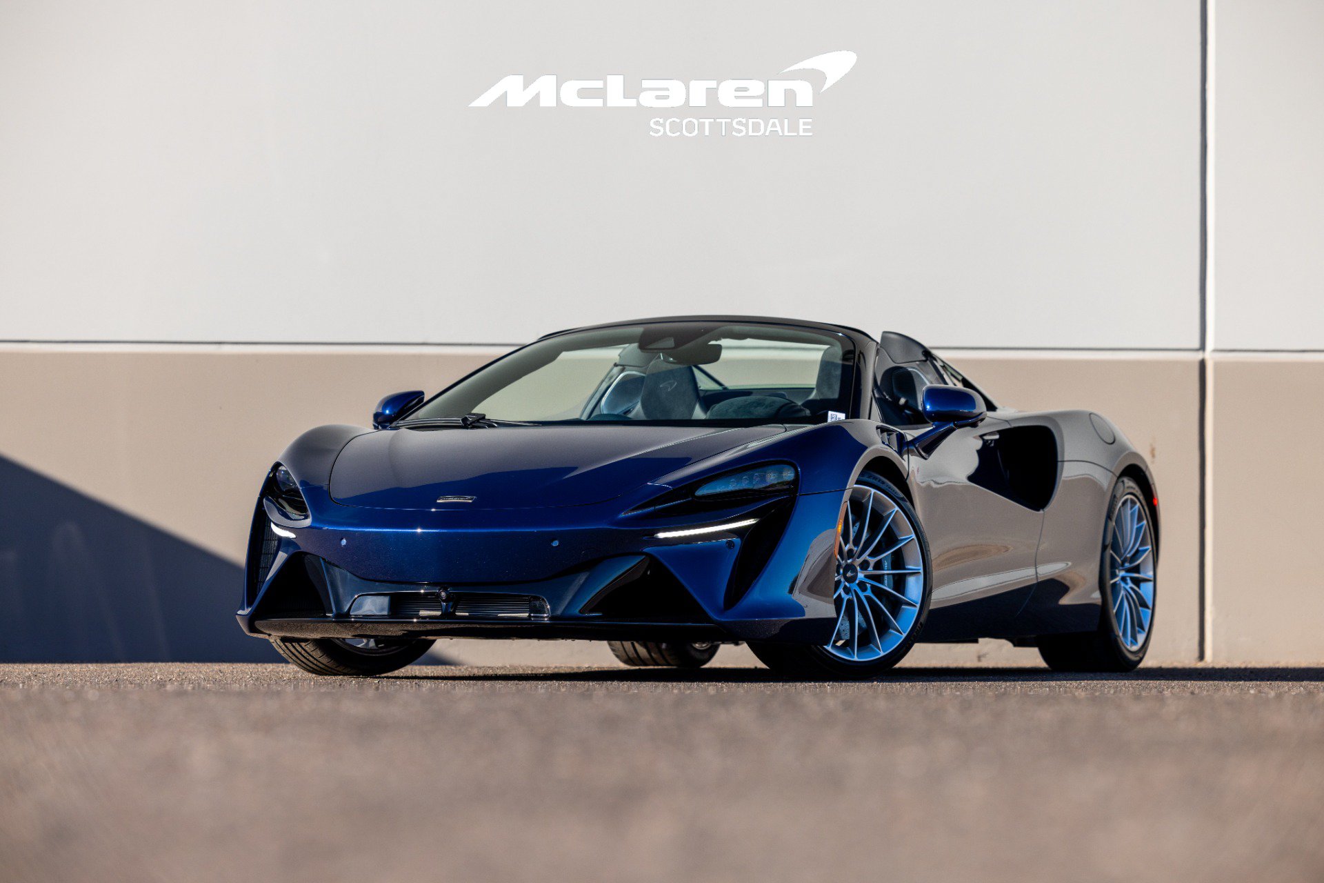 Used 2025 McLaren Artura Spider RWD image 3