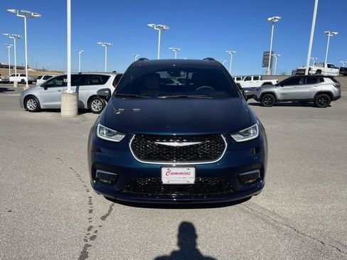 Used 2023 Chrysler Pacifica Pinnacle image 2