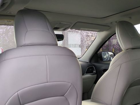 Used 2019 Jeep Cherokee Limited image 17