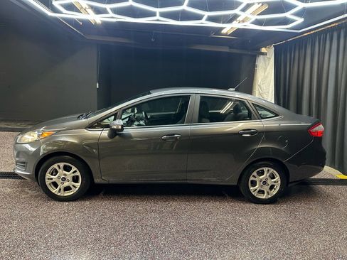 Used 2015 Ford Fiesta SE image 4