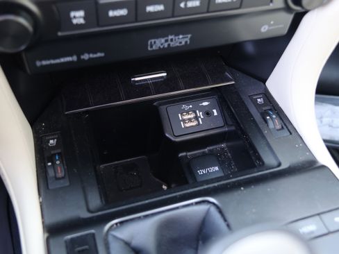 Used 2023 Lexus GX 460 Premium w/ Accessory Package AWD/4WD image 29