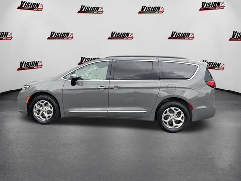 Used 2023 Chrysler Pacifica Limited AWD/4WD image 8