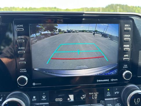 Used 2022 Toyota Highlander XLE AWD/4WD image 17