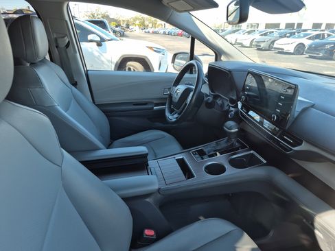 Used 2021 Toyota Sienna XLE image 9