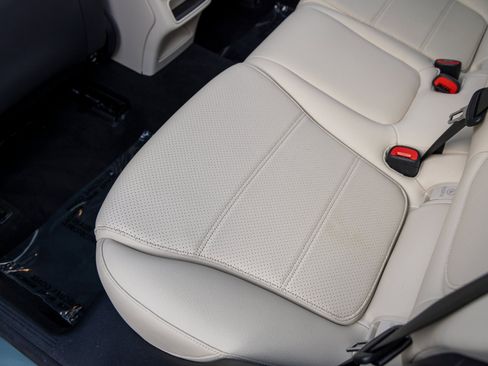 Used 2025 Mercedes-Benz GLC 350e 4MATIC image 40