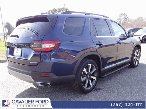 Used 2025 Honda Pilot Touring image 4