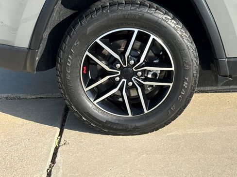 Used 2021 Jeep Grand Cherokee Trailhawk w/ Trailhawk Luxury Group AWD/4WD image 10