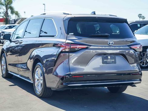Used 2022 Toyota Sienna Limited FWD image 6