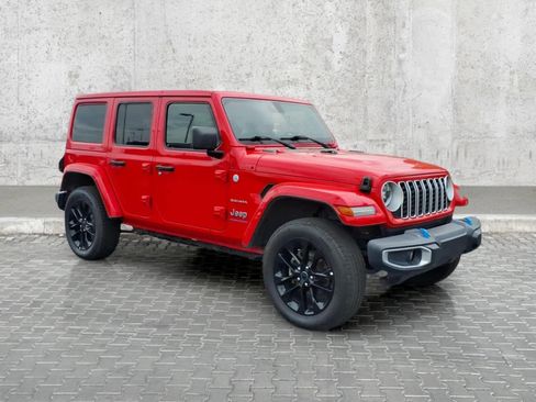 Used 2024 Jeep Wrangler Unlimited Sahara AWD/4WD image 2