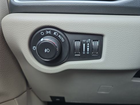 Used 2018 Chrysler Pacifica Touring-L image 27