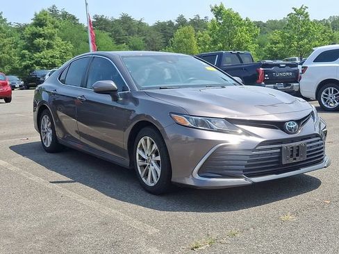 Used 2022 Toyota Camry LE FWD image 3
