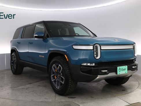 Used 2023 Rivian R1S Adventure image 4