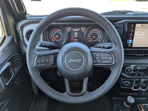 Used 2025 Jeep Gladiator Sport AWD/4WD image 14